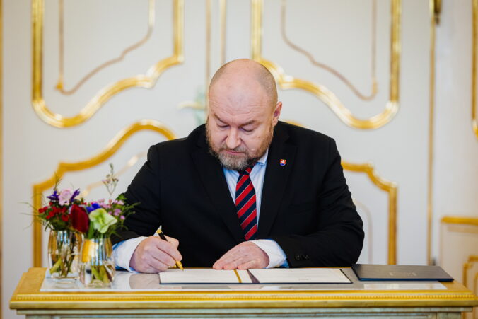 Spor o financovanie Národného futbalového štadióna prejde do kompetencie Huliakovho ministerstva