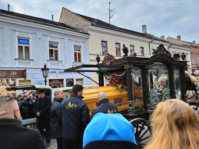 V Košiciach sa lúčia s rómskym kráľom Róbertom Botošom, rakvu viezli na koči ťahanom koňmi – VIDEO, FOTO
