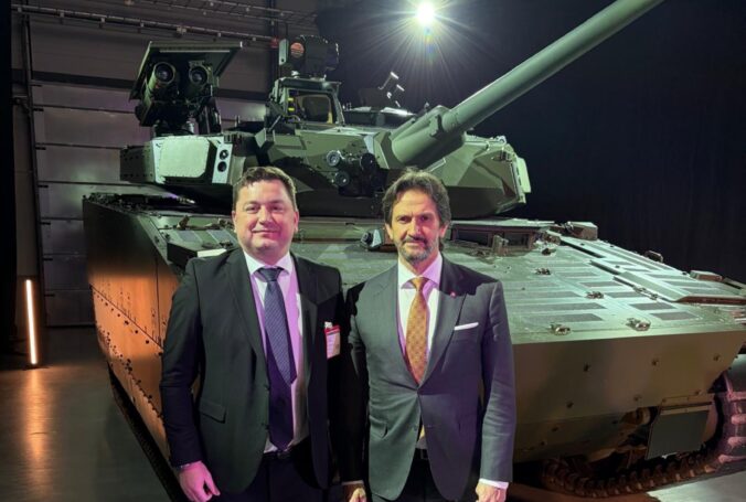 Vo Švédsku slávnostne predstavili vozidlo pre slovenskú armádu, program postupuje podľa plánu – FOTO