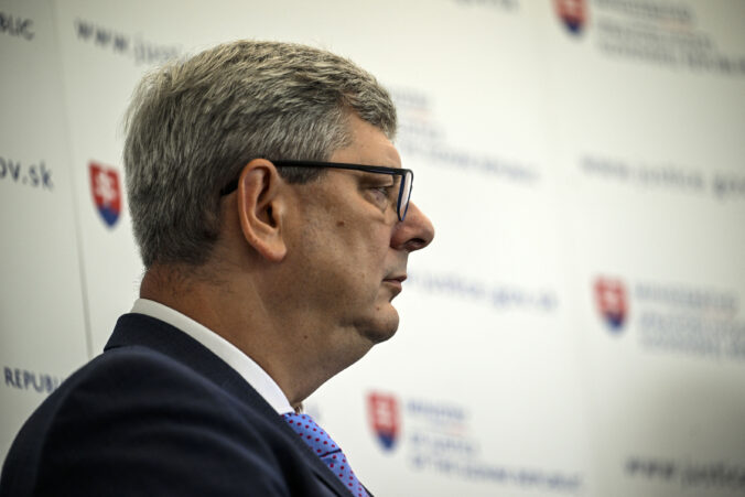 Susko odmieta, že by zákony šili na mieru Brhelovi, opozícia hovorí o opaku