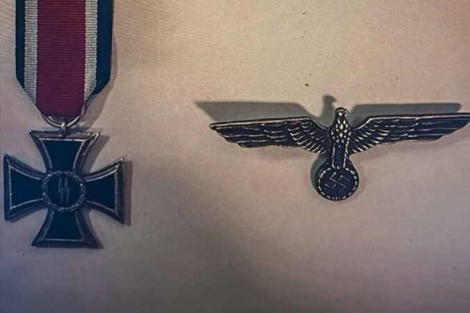 Počas colnej kontroly našli u 57-ročného muža nacistické symboly, hrozia mu dva roky vo väzení