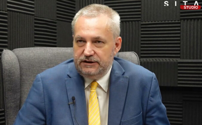 Vláda si systematicky vytvára nepriateľov podobne ako Mečiar a oslabuje boj proti korupcii, tvrdí Dostál