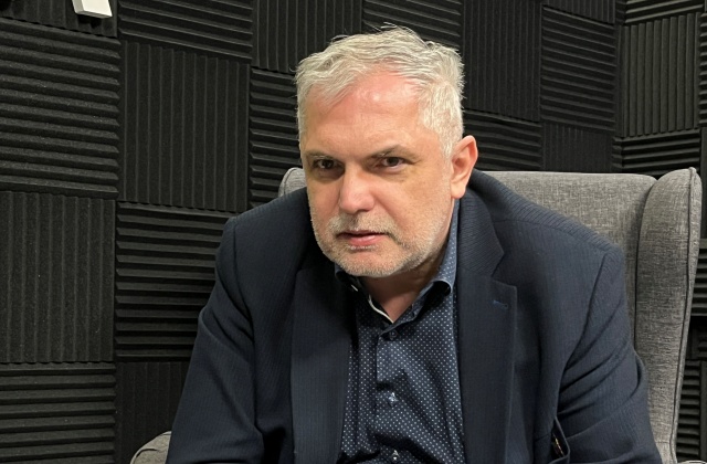 Ľudí zatvárajú na desiatky mesiacov za hlúposti, tvrdí Michelko. SNS chce riešiť „gumené paragrafy“ – VIDEO