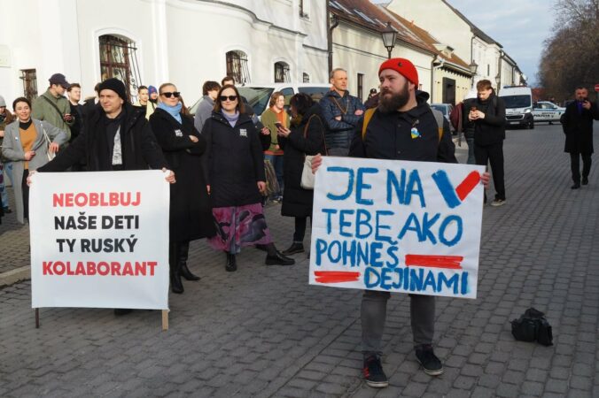 Protestujúci počas diskusie Fica so študentmi hlučne vyjadrovali nesúhlas s jeho politikou, pustili sa aj do Kaliňáka a Gedru – VIDEO