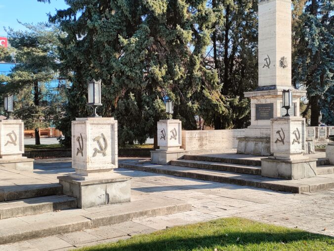 V Košiciach si pripomenuli výročie vypuknutia vojny na Ukrajine pri pomníku na Námestí osloboditeľov, podujatie však vyvolalo kritiku – VIDEO