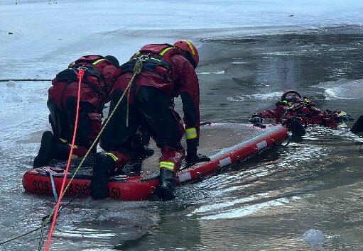 Záchranná akcia na Bukovci. Osoba sa po skoku do nádrže nevynorila, hasiči pátrajú pod ľadom – FOTO