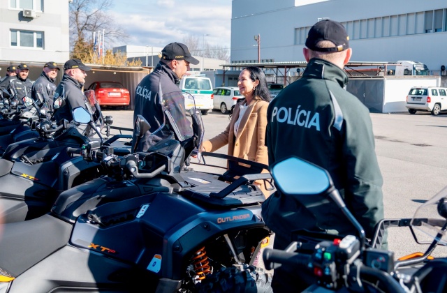 Kurilovská odovzdala policajtom nové terénne štvorkolky, majú im zlepšiť prácu v ťažko dostupných oblastiach – FOTO