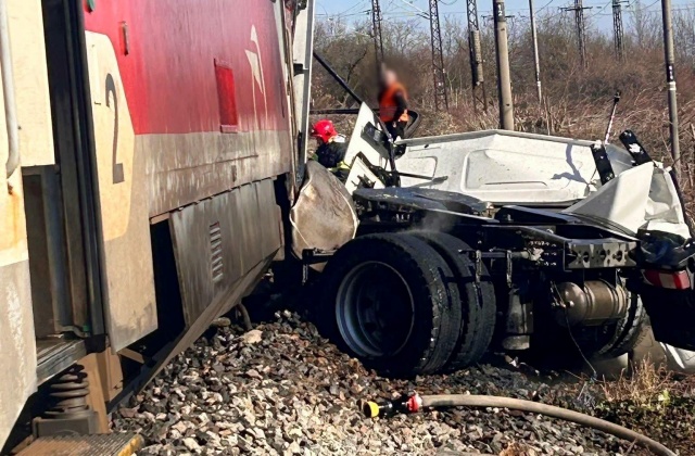 Zrážka vlaku s nákladiakom v Nových Zámkoch: Po náraze vypukol požiar, vodič kamiónu zahynul – FOTO