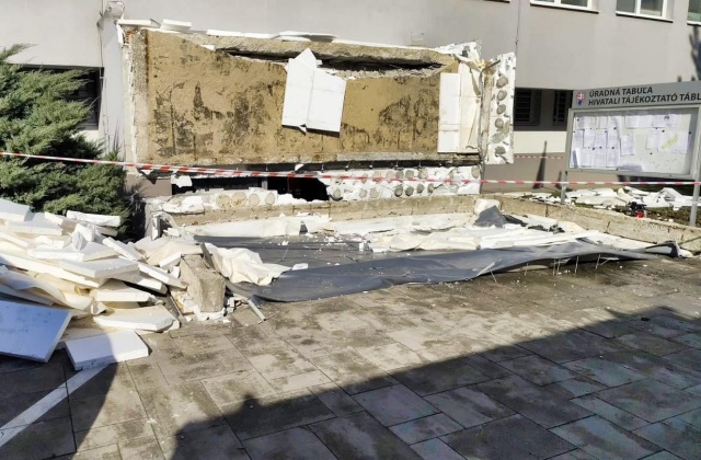 Klientske centrum v Komárne po tragickom páde prístrešku obnovilo prevádzku v obmedzenom režime