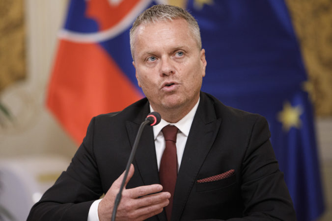 Mohla vláda v demisii darovať vojenskú techniku Ukrajine? Andrassy hovorí, že ide o ústavnú, nie kontrolórsku otázku