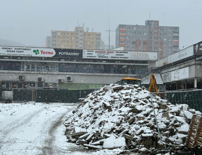 Bratislava modernizuje ďalšiu lokalitu. V Dúbravke pribudnú dažďové záhrady aj nové osvetlenie – FOTO