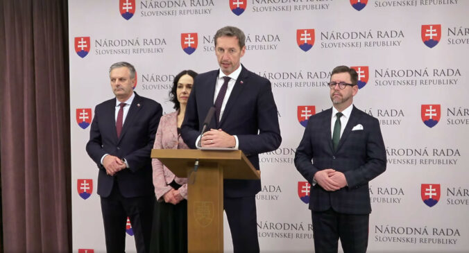 KDH kritizuje Huliaka, vláda vraj berie ľuďom peniaze a pretláča hazard do každej rodiny