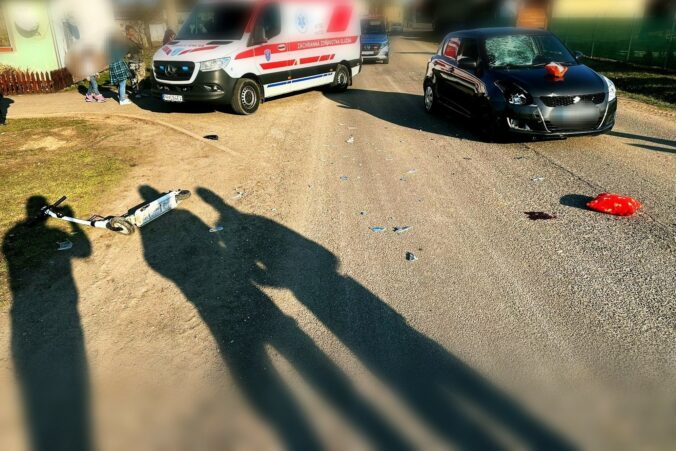 Kolobežkárka sa zrazila s autom pri Rimavskej Sobote, do nemocnice ju odvážal vrtuľník – FOTO