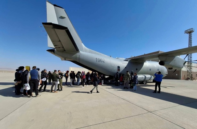 Prví ľudia z Jordánska sú na ceste domov, privezie ich lietadlo Spartan. O pomoc požiadalo už vyše 5 000 Slovákov – FOTO