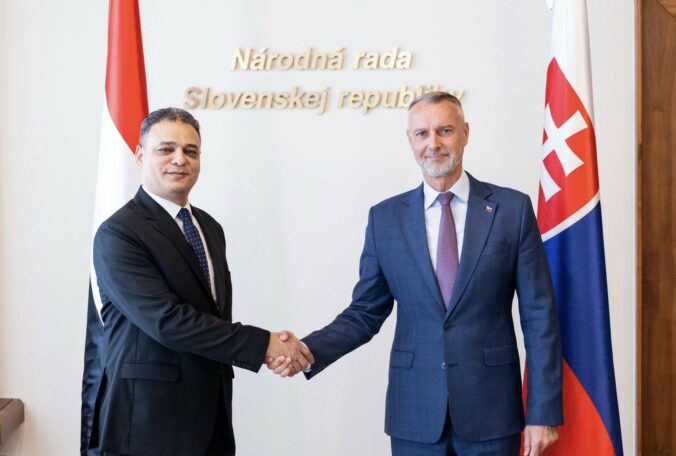 Raši rokoval s egyptským veľvyslancom o aktuálnej bezpečnostnej situácii na Blízkom východe – FOTO