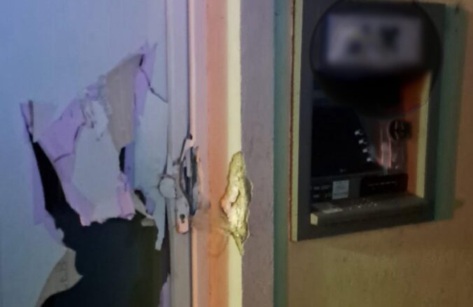 V Malackách neznámy páchateľ poškodil bankomat – FOTO
