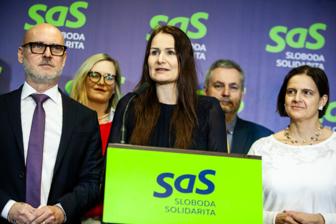 Fico musí preplatiť cestu vládnym špeciálom na oslavy MDŽ, liberáli hovoria o papalášizme v čase konsolidácie