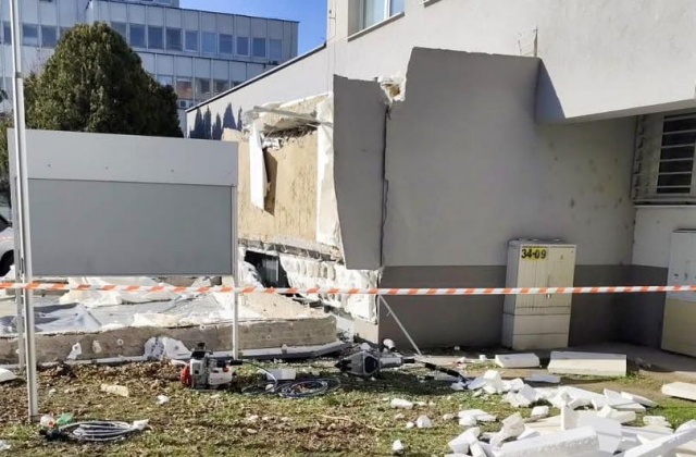 Tragédia v Komárne si vyžiadala ďalší život, zranený muž po páde prístrešku Klientskeho centra zomrel v nemocnici