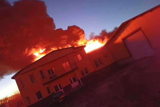 Na Záhorí v Moravskom Svätom Jáne horí hala konzervárne