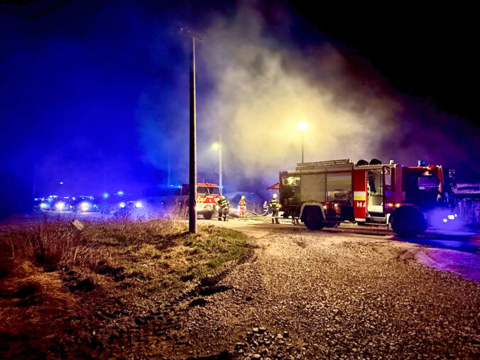Nočný požiar sa skončil tragicky, v dome v Trnovci nad Váhom zomreli dvaja ľudia – FOTO