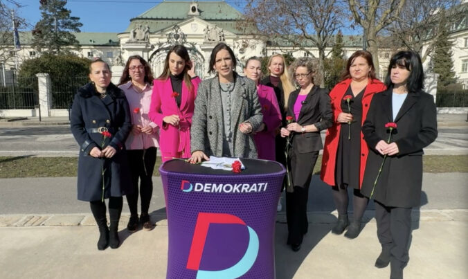 Členky Demokratov vrátili kvety k MDŽ pred úrad vlády, odmietajú prázdne gestá