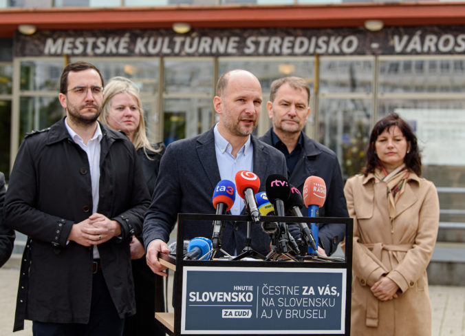 Grendel žiada od Blanára transparentnosť, verejnosť má podľa neho vedieť o preletoch amerických lietadiel