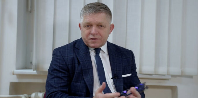 Zelenský nás podľa Fica permanentne poškodzuje, Slovensko sa nenechá donútiť zmeniť mierový postoj na vojnový – VIDEO