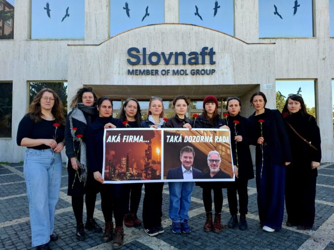 Znepokojené matky protestovali pred Slovnaftom, kritizujú členstvo Miroslava Lajčáka v dozornej rade – FOTO