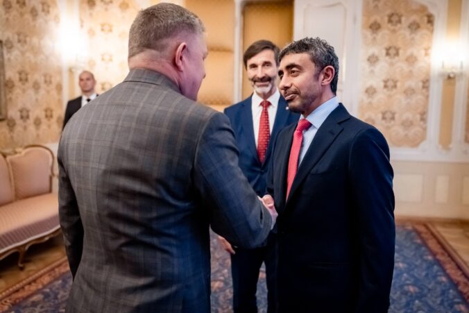 Fico a Blanár rokovali so šejkom Abdullahom bin Zayedom al Nahyanom, témou bola aj evakuácia Slovákov z regiónu – FOTO