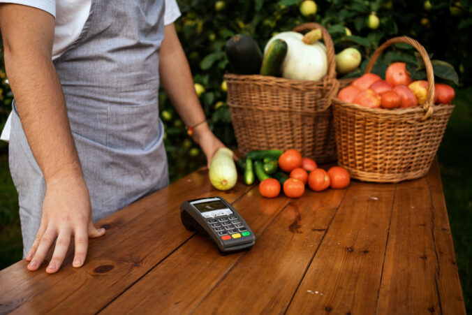 Systém eKasa je povinný nielen pre podnikateľov, ale aj pri predaji z dvora. Od mája musí každý prijímať aj bezhotovostné platby