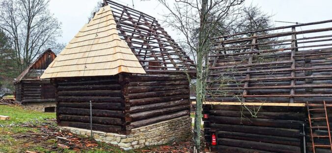 Múzeum slovenskej dediny v Martine pokračuje v obnove striech historických objektov