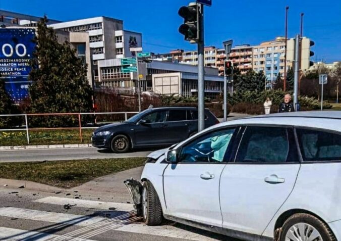 Zrážka dvoch áut v Košiciach zablokovala dôležitú križovatku, vodič mal prejsť na červenú – FOTO