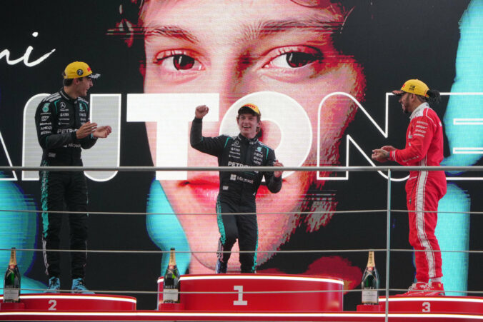 Chcelo sa mu plakať. Tínedžer Antonelli pretavil pole position do premiérového triumfu v seriáli F1 – VIDEO, FOTO