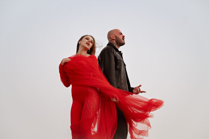 Majself a Nia opäť spojili sily. Novinka „Stále dúfam“ prináša silnú emóciu aj orientálny videoklip z pieskových dún – VIDEO, FOTO