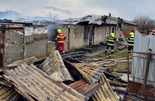 Tragický požiar v osade v obci Mirkovce: O život prišlo štvorročné dieťa, ďalšie dve sú v nemocnici – VIDEO, FOTO