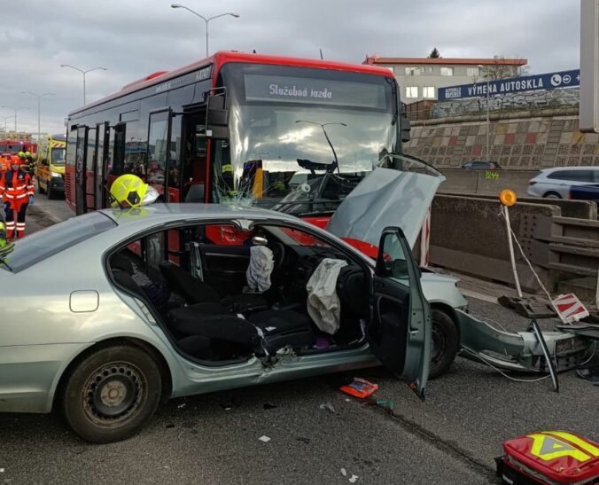 V Bratislave pri zjazde na Patrónku sa zrazil autobus s autom – FOTO