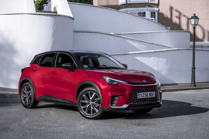 Väčšie neznamená prémiovejšie. Lexus ukazuje, že luxus môže mať kompaktné rozmery