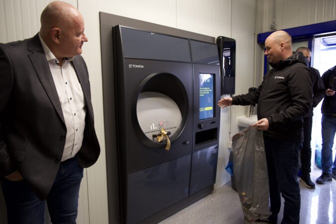 METRO v Ivanke pri Dunaji spúšťa veľkokapacitný zálohomat. Vrátenie zálohovaných fliaš a plechoviek bude až 5× rýchlejšie a pohodlnejšie