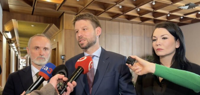 Opozícia kritizuje premiéra, namiesto odpovedí mal na výbore pre európske záležitosti šíriť propagandu – VIDEO