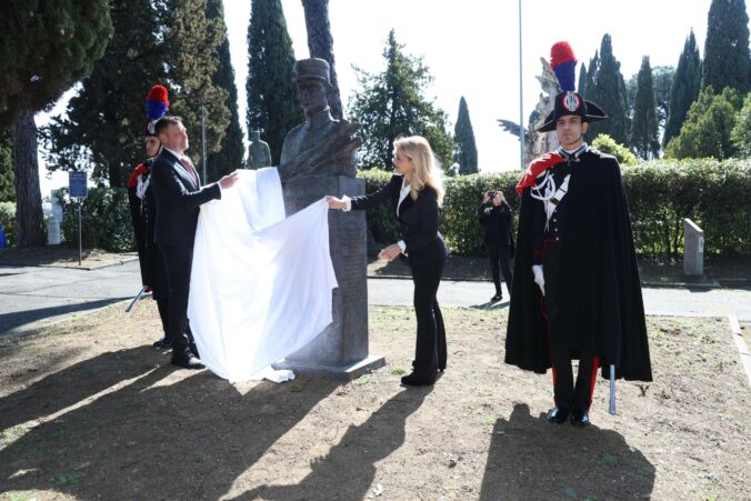 Ministerka kultúry Šimkovičová odhalila na Pamätnom cintoríne Campo Verano v Ríme bustu generála Milana Rastislava Štefánika – FOTO