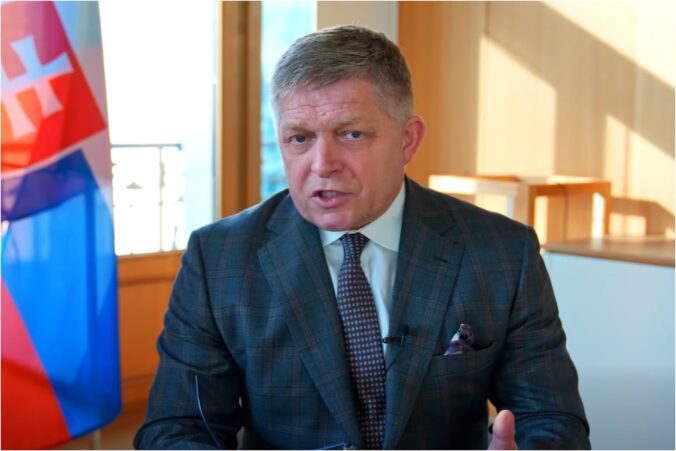 Slovensko podľa Fica neblokuje pôžičku Ukrajine, premiér tiež kritizoval vystúpenie Zelenského na samite v Bruseli – VIDEO