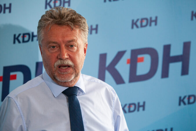 Hajko sa pre názorové rozdiely vzdá mandátu, KDH bude mať v parlamente nového poslanca