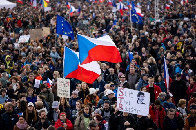 Masívny protest v Prahe proti Babišovej vláde, do ulíc vyšli desaťtisíce ľudí – FOTO