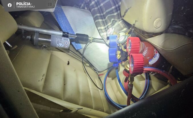 Polícia identifikovala páchateľov výbuchu bankomatu v Dolných Salibách, pátra po 28-ročnom mužovi – FOTO