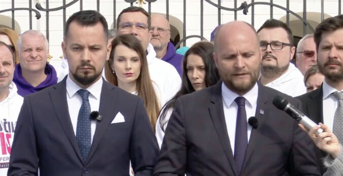 Demokrati odovzdali Pellegrinimu podpisy na referendum, chcú predčasné voľby aj zrušenie Ficovej renty – VIDEO