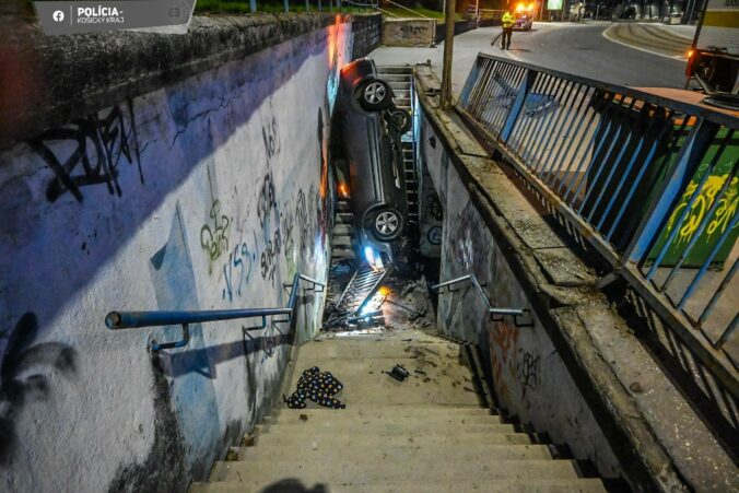 Auto, ktoré v Košiciach vletelo do podchodu, šoféroval policajt Úradu inšpekčnej služby