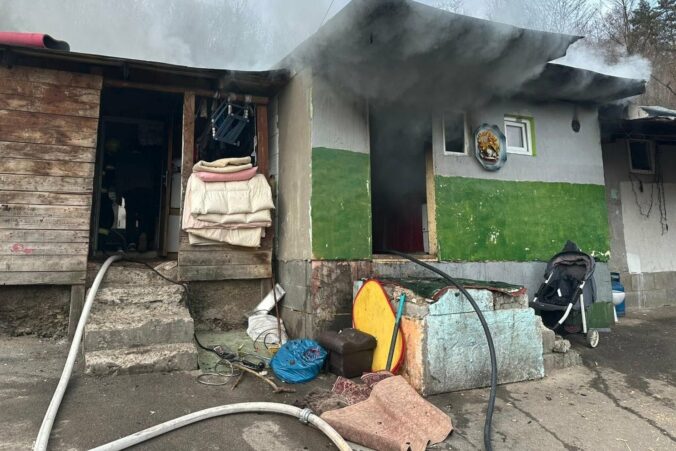 V bardejovskej mestskej časti Dlhá Lúka vypukol požiar, evakuovať museli vyše 30 ľudí
