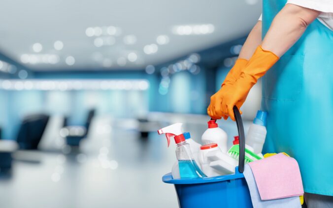 Prepustené upratovačky dostanú odstupné nad zákonný rámec, ministerstvo ponúkne niektorým ďalšie uplatnenie