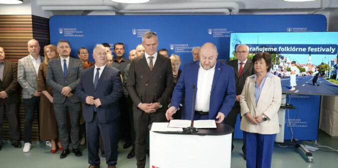 Huliak hovorí o zlyhaní fondu na podporu umenia, folklórne festivaly opäť zachraňuje štát