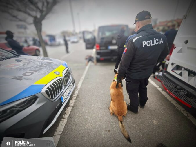 Policajti zadržali počas protidrogovej akcie dvoch mužov